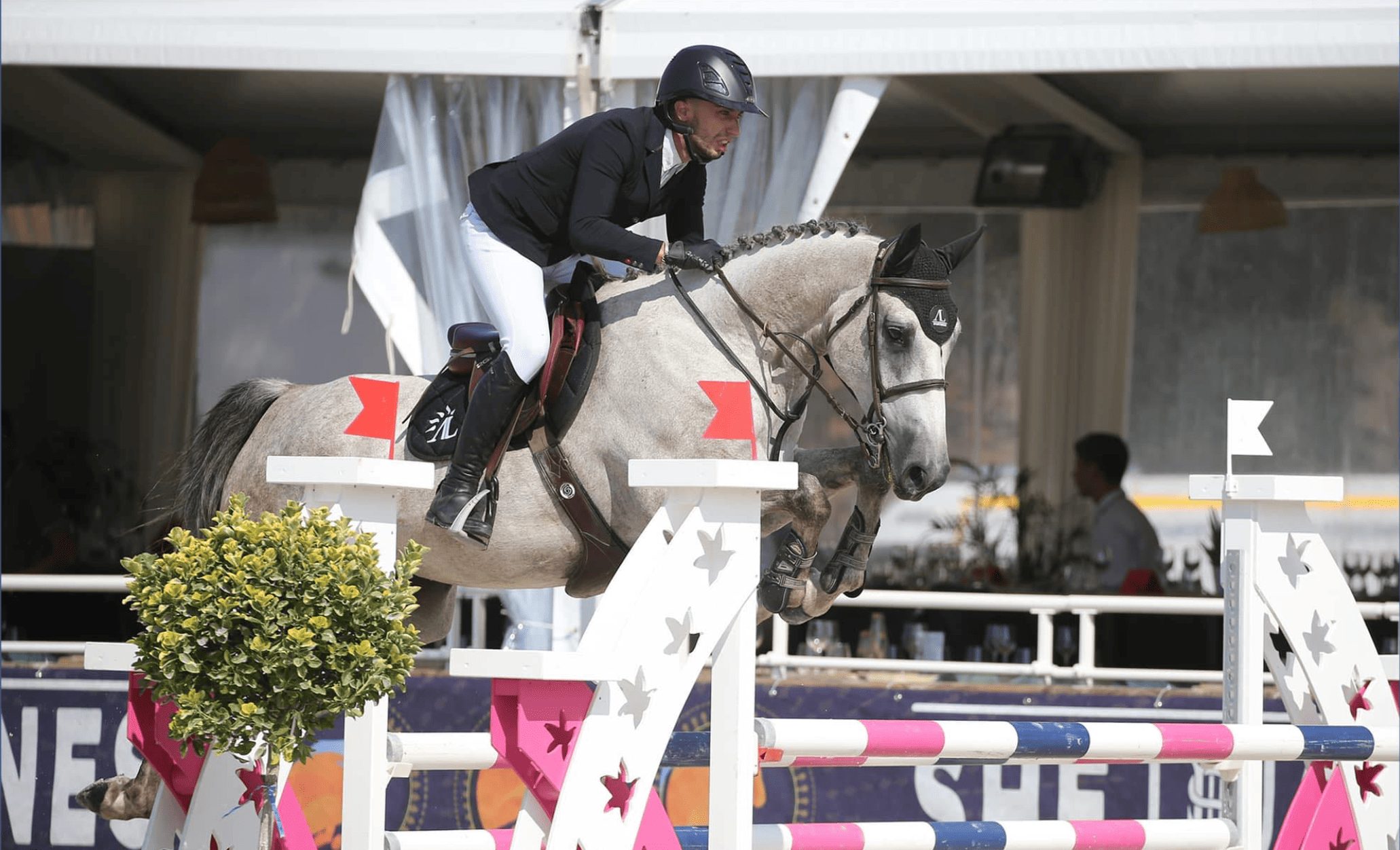 Pierre en passage de compétition, sautant un obstacle