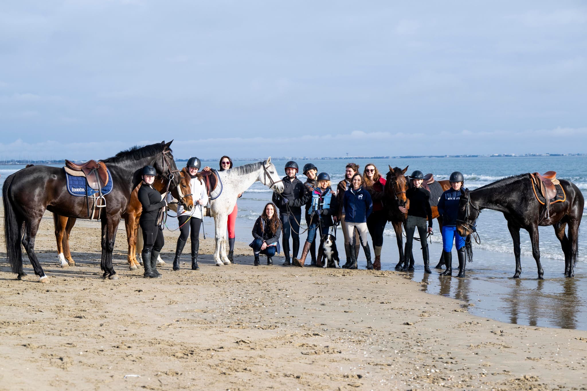 Photo de groupe des cavaliers dans le Sud avec leurs chevaux