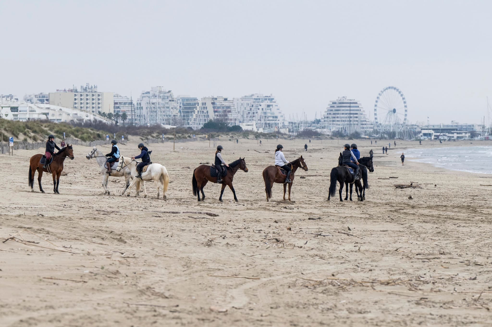Cavaliers en balade sur la plage avec leurs chevaux