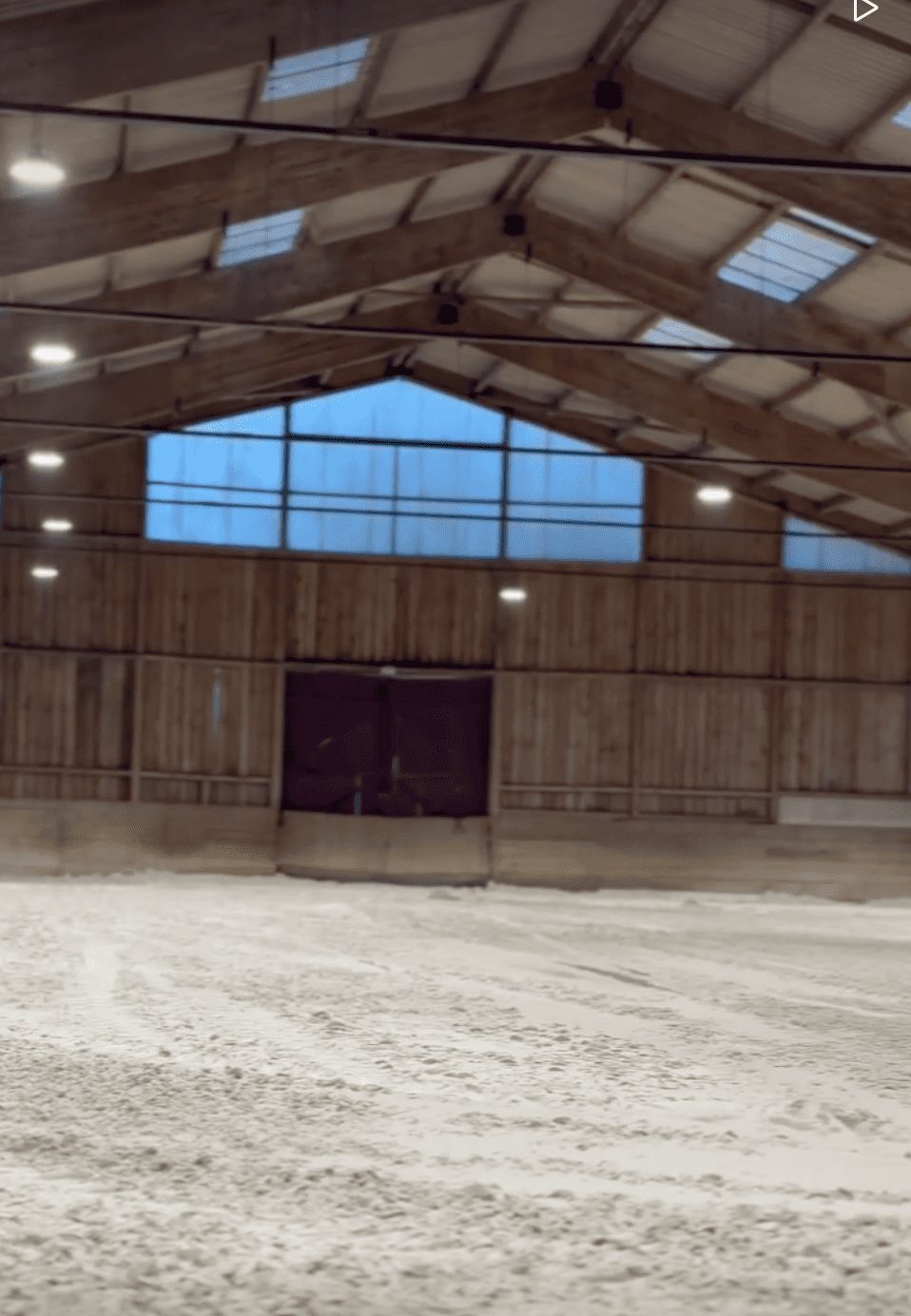 Intérieur du manège éclairé dans la nuit